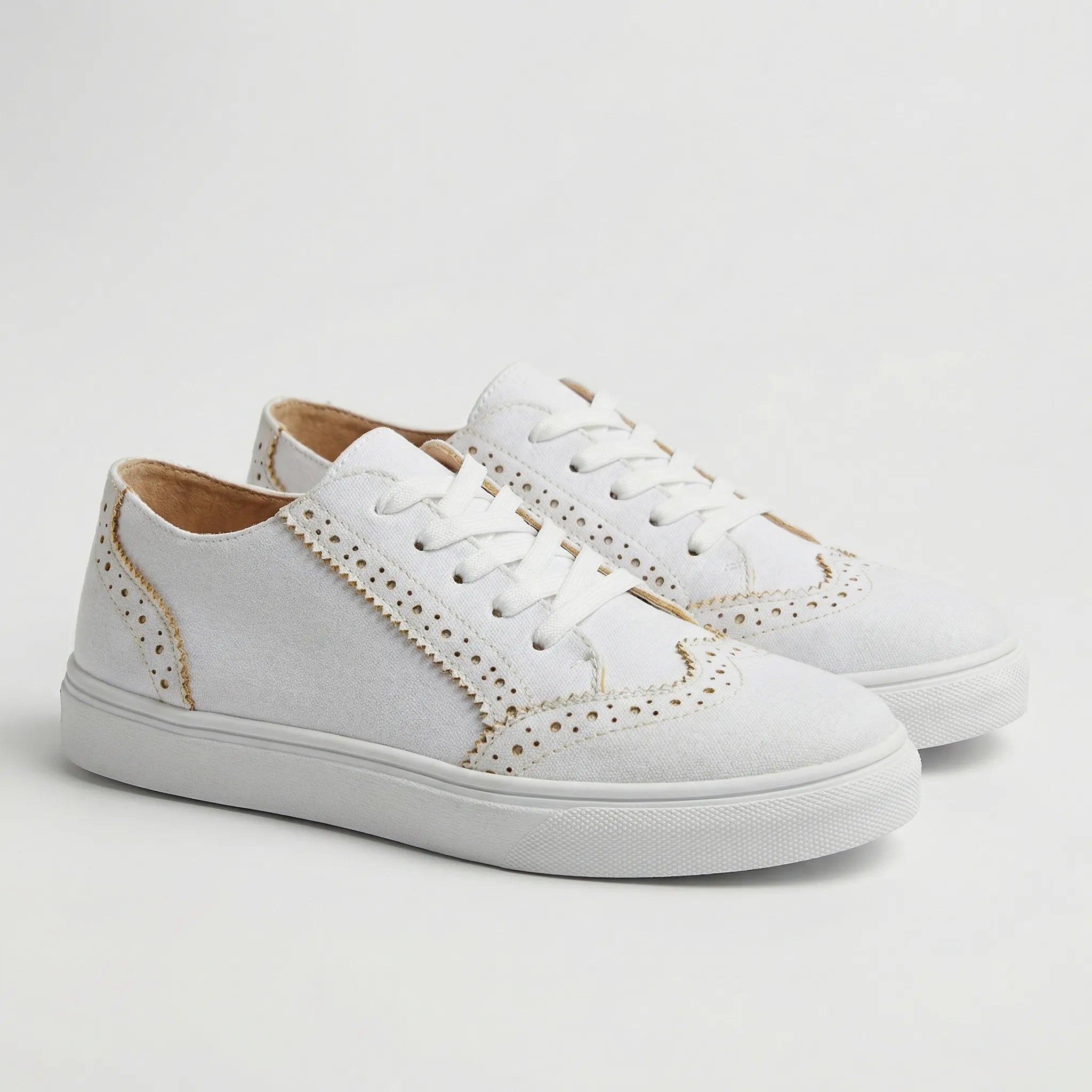 Damskie sneakersy na platformie ze sznurowaniem i zamkniętym przodem