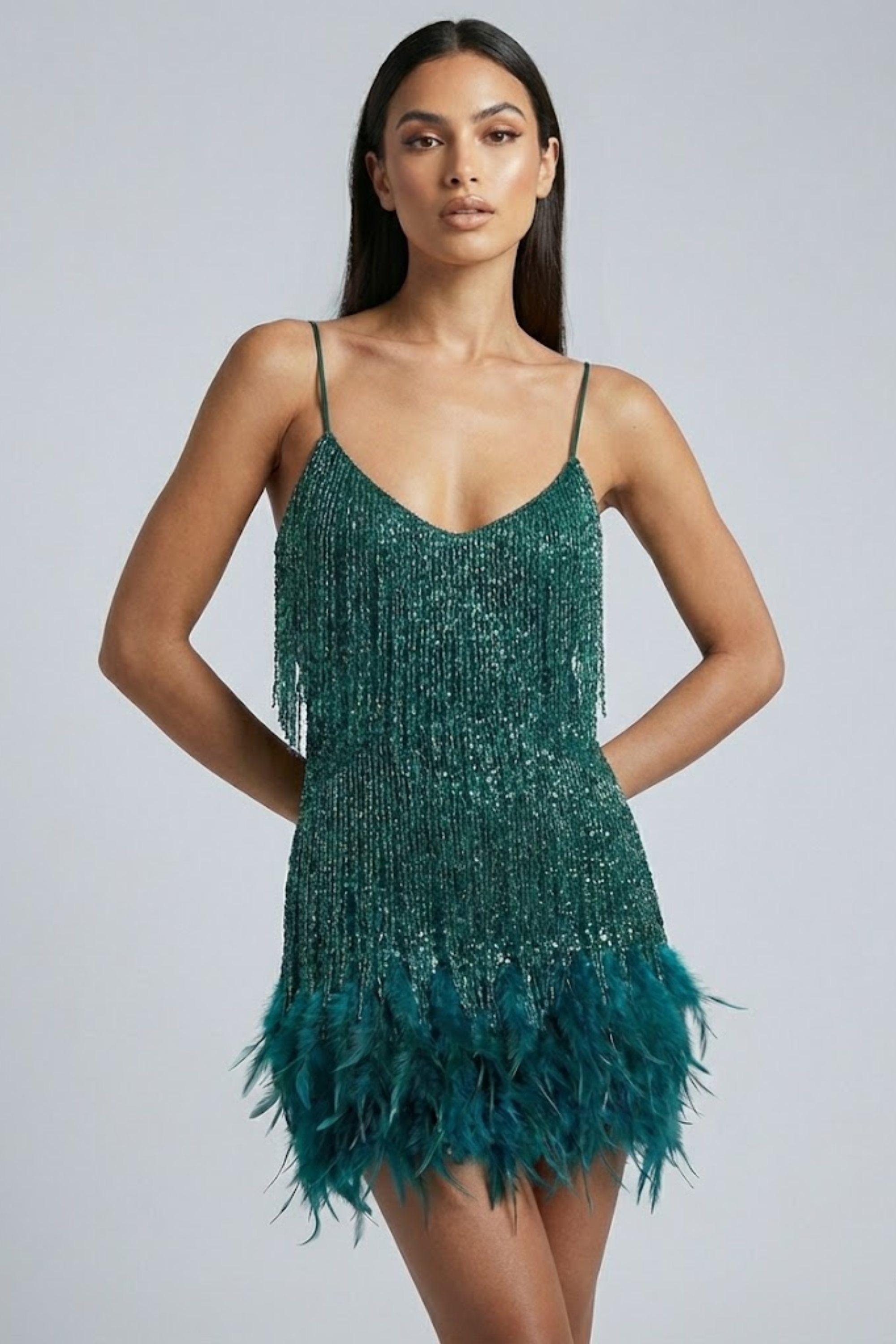 Damska sukienka mini z piórkowymi dekoracjami
