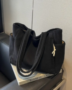 Damska torba tote z prążkowaną fakturą i detalem ze sznurkiem