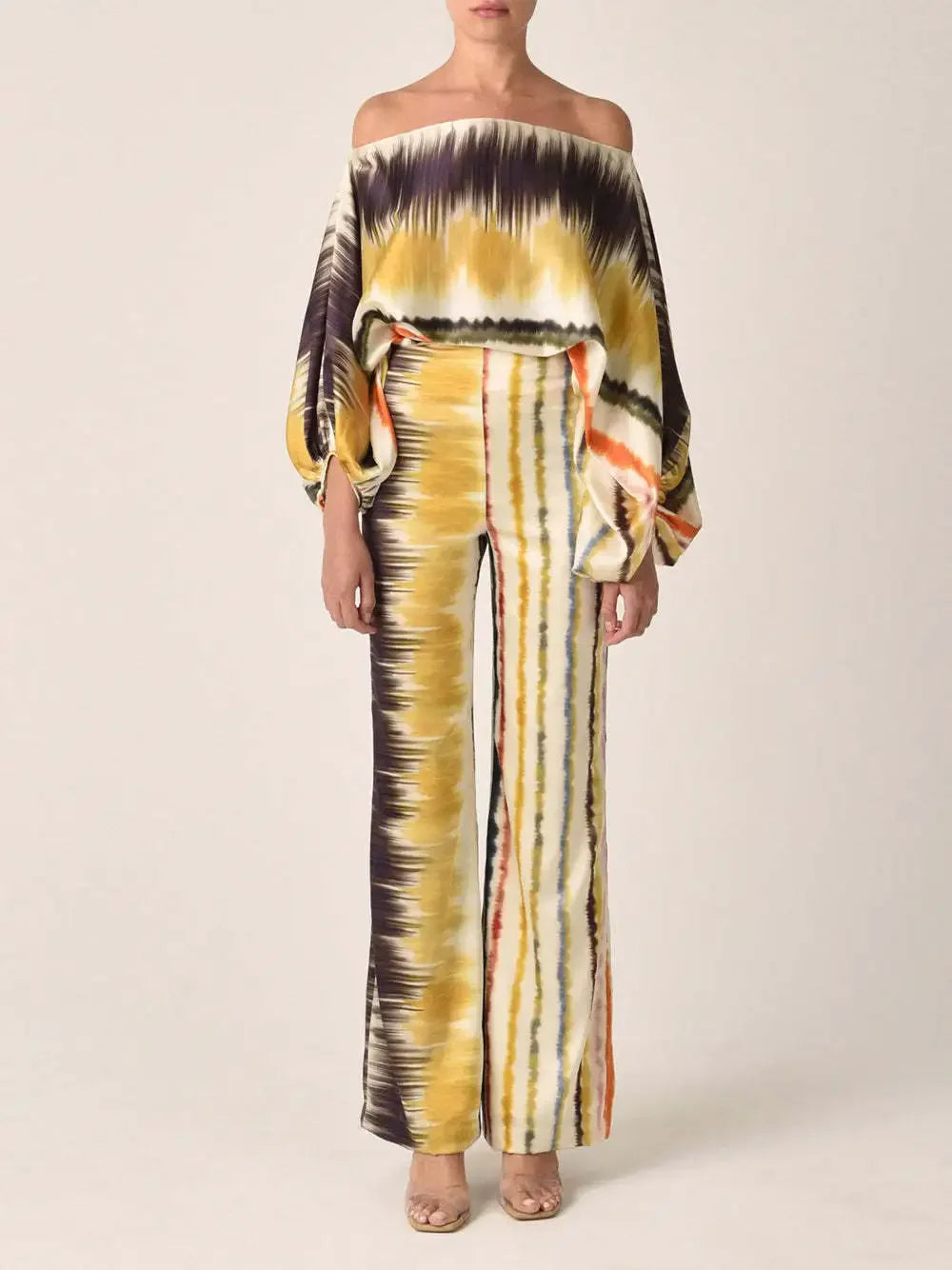 Damski komplet z asymetrycznym topem i szerokimi spodniami