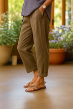 Damskie lniane spodnie capri relaxed fit z kieszeniami i mankietami