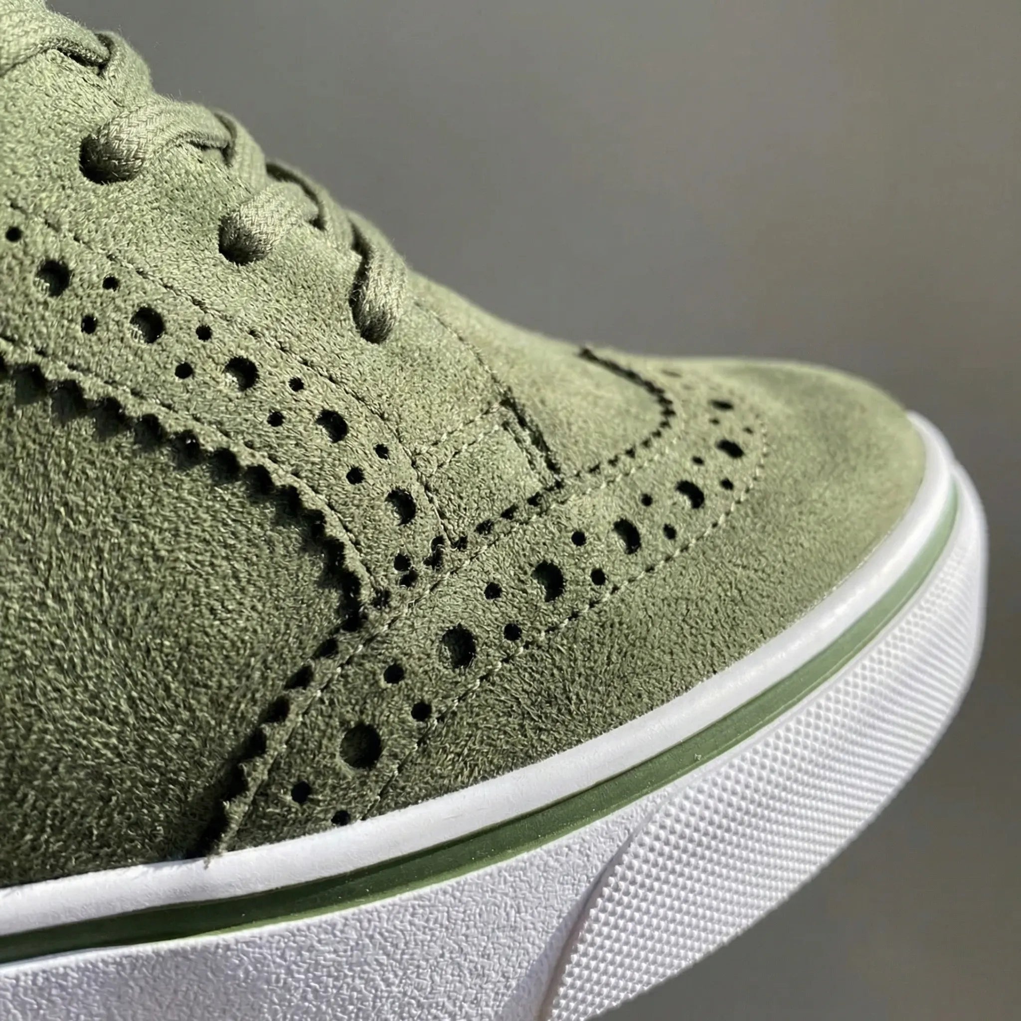 Damskie sneakersy na platformie ze sznurowaniem i zamkniętym przodem