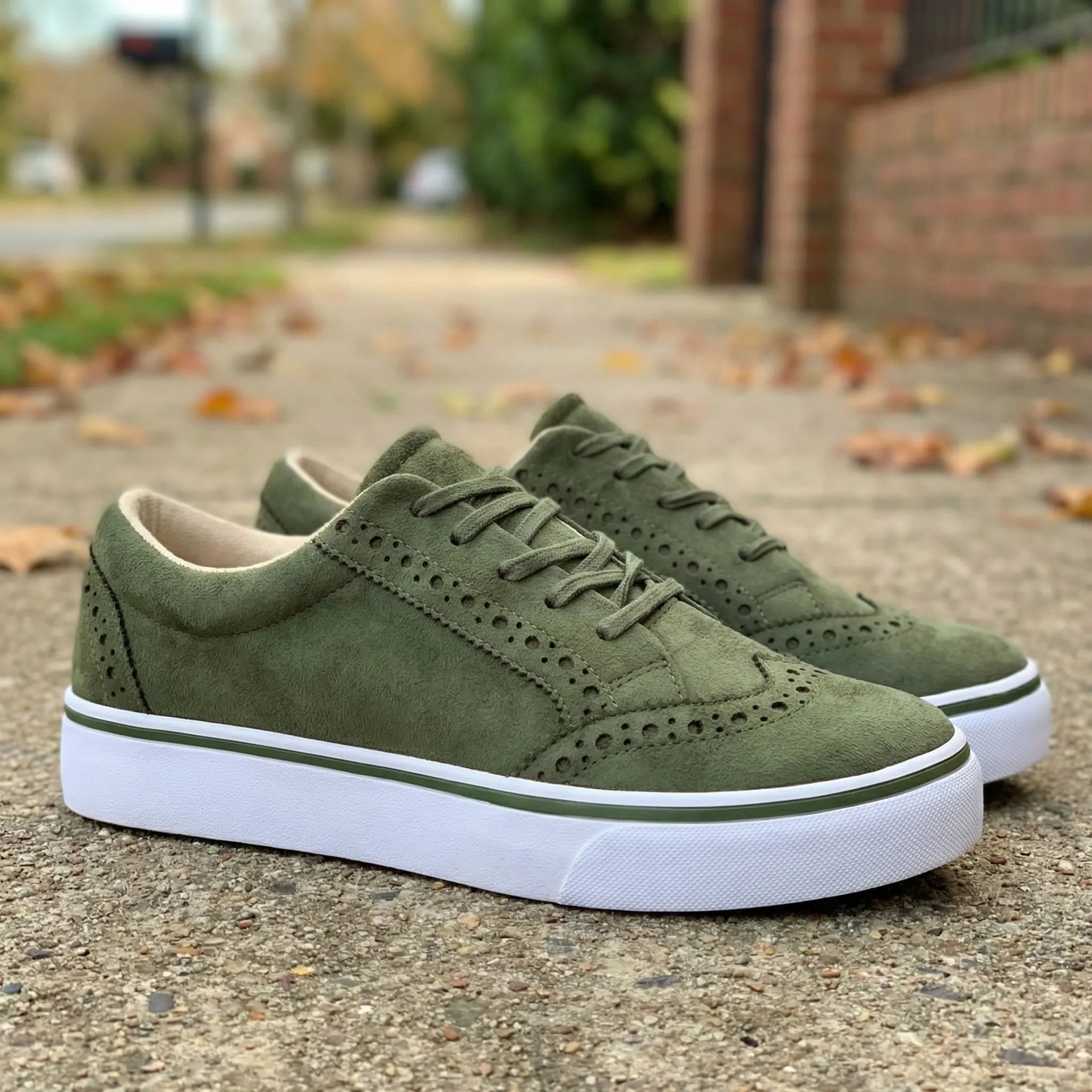 Damskie sneakersy na platformie ze sznurowaniem i zamkniętym przodem