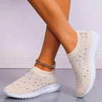 Damskie sneakersy wsuwane z ozdobnymi elementami i podeszwą gumową