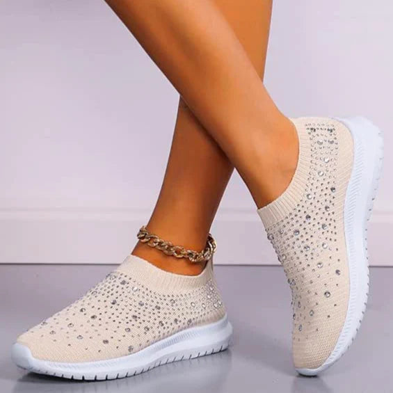 Damskie sneakersy wsuwane z ozdobnymi elementami i podeszwą gumową