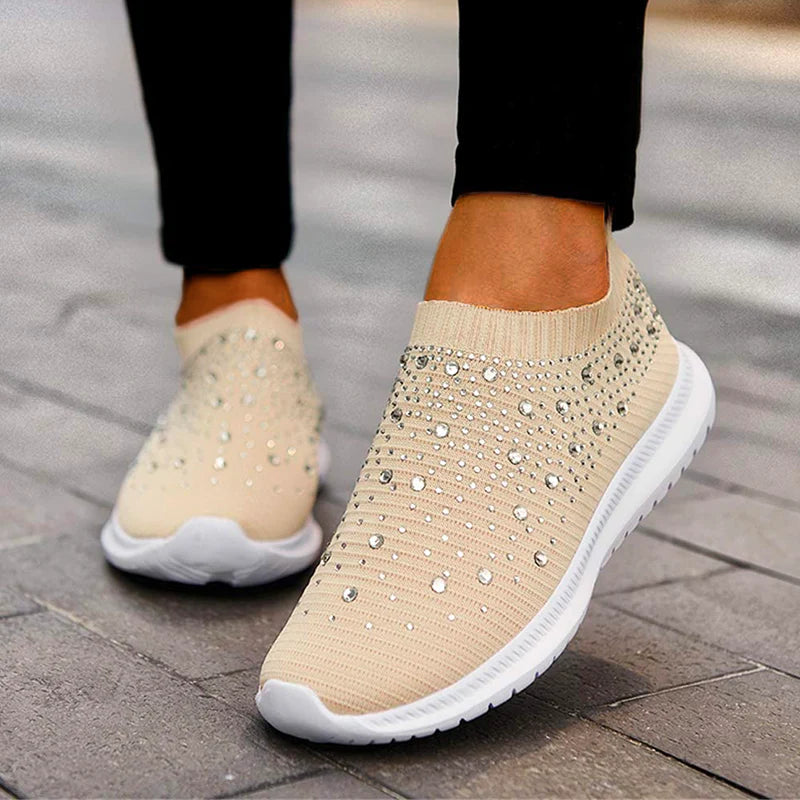 Damskie sneakersy wsuwane z ozdobnymi elementami i podeszwą gumową