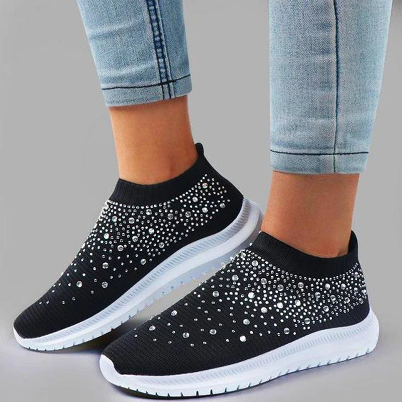 Damskie sneakersy wsuwane z ozdobnymi elementami i podeszwą gumową