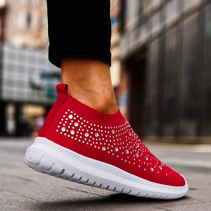 Damskie sneakersy wsuwane z ozdobnymi elementami i podeszwą gumową