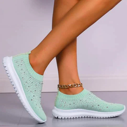 Damskie sneakersy wsuwane z ozdobnymi elementami i podeszwą gumową