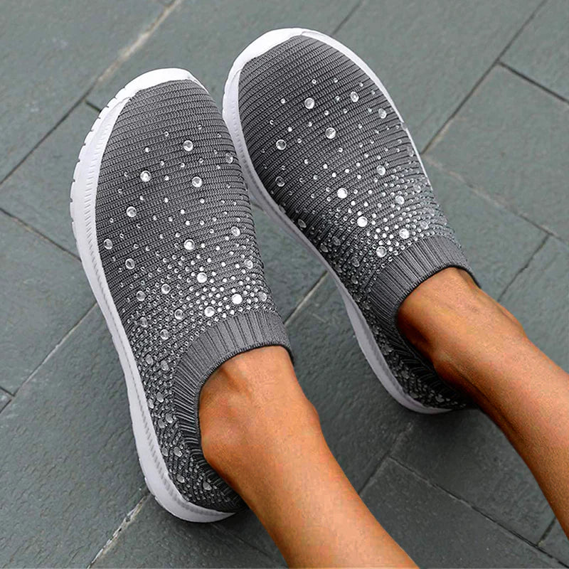 Damskie sneakersy wsuwane z ozdobnymi elementami i podeszwą gumową