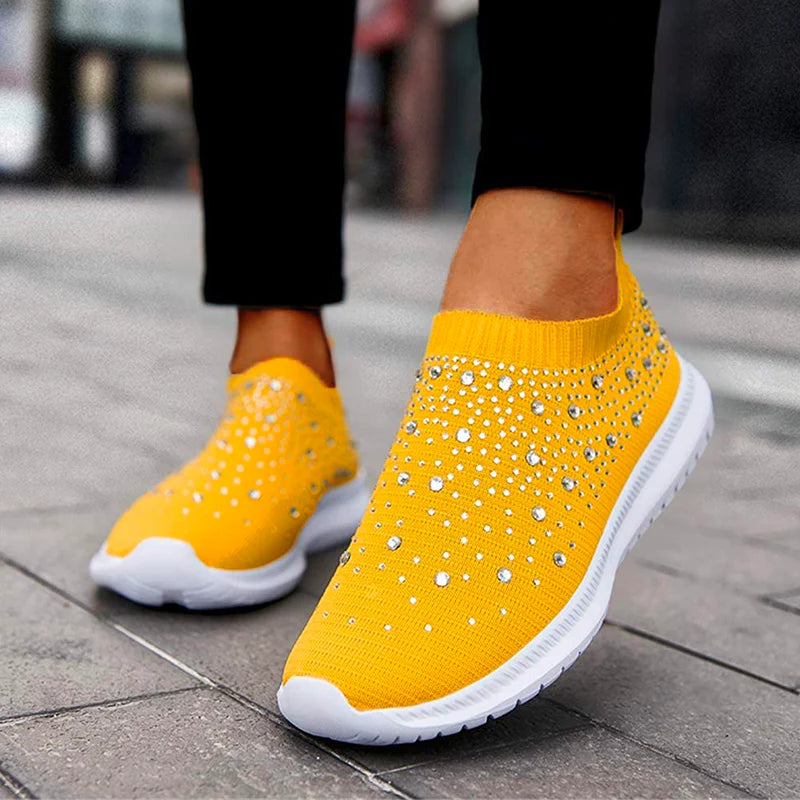 Damskie sneakersy wsuwane z ozdobnymi elementami i podeszwą gumową
