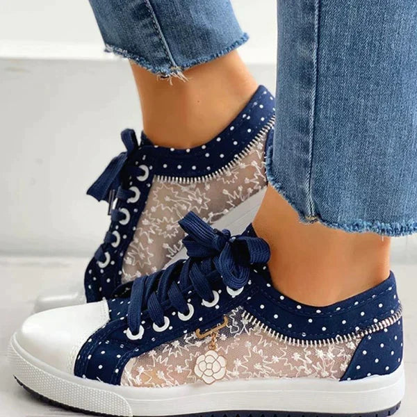 Damskie sneakersy z wzorem w kropki i sznurowaniem