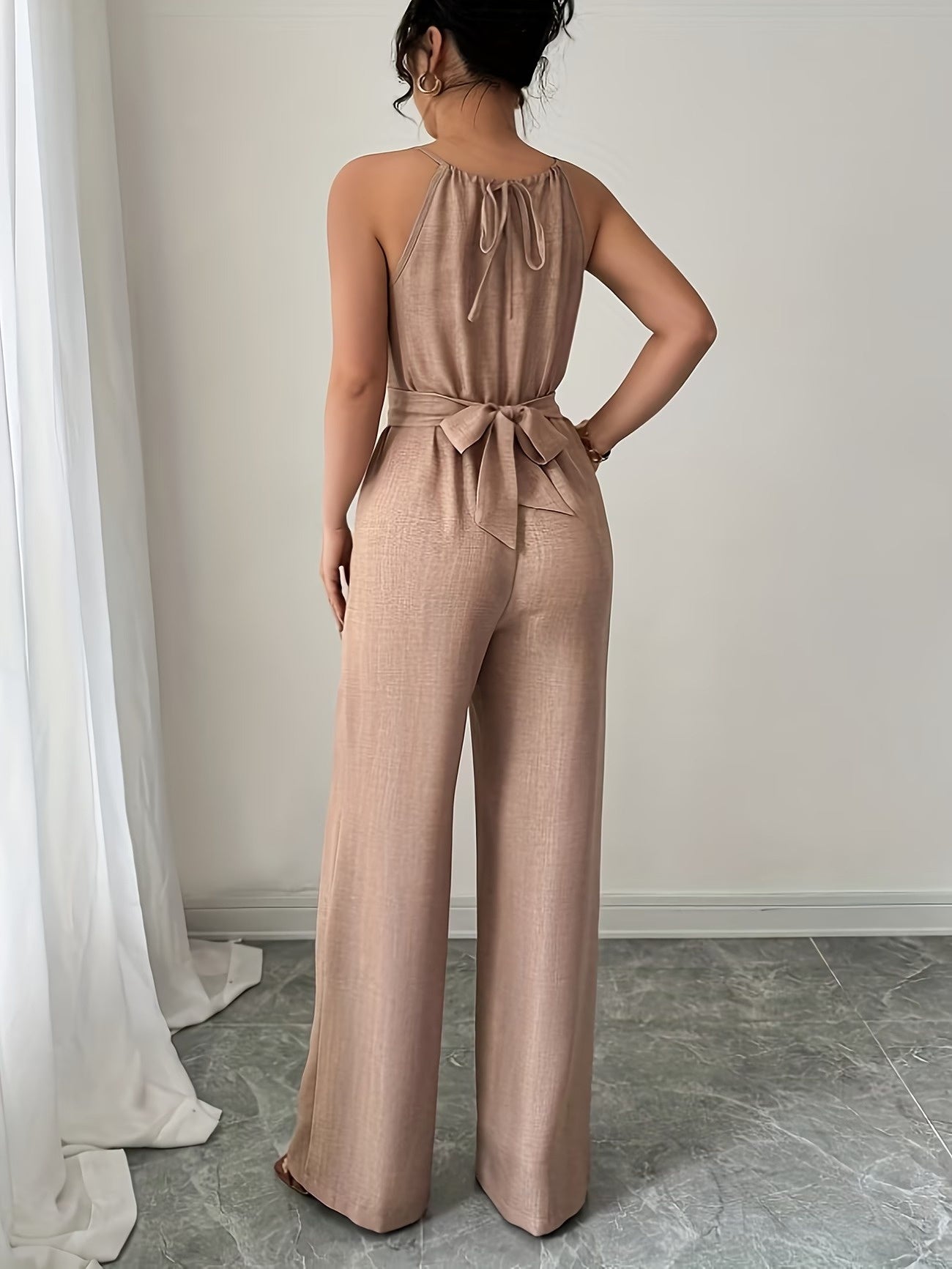 Kombinezon damski z kopertowym dekoltem typu halter